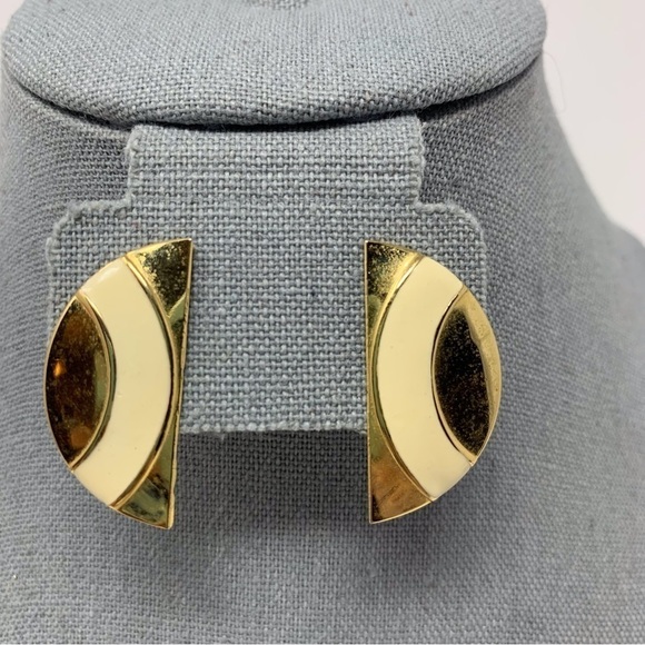 Vintage Gold Tone with White Swirl Half Moon Stud Earrings - Picture 1 of 7